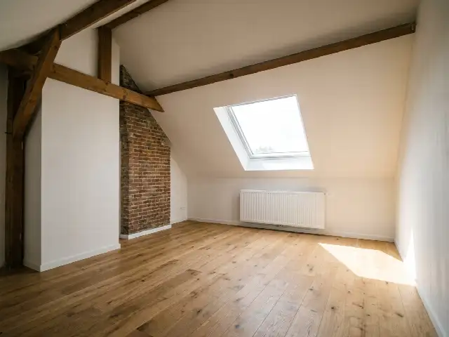 Combles aménagés fraîchement isolés et fermés en plaques de plâtre