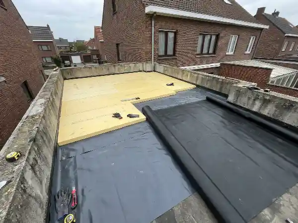Panneaux isolants rigides posés sur un toit plat avant la membrane